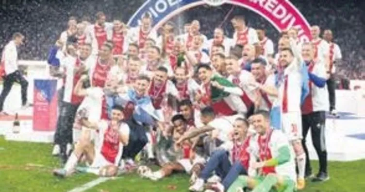 Ajax 36. kez kupayı kaldırdı