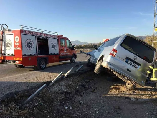 Elazığ’da hafif ticari araç bariyere çarptı: 2 yaralı