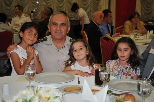 Necdet Özel’den anlamlı iftar