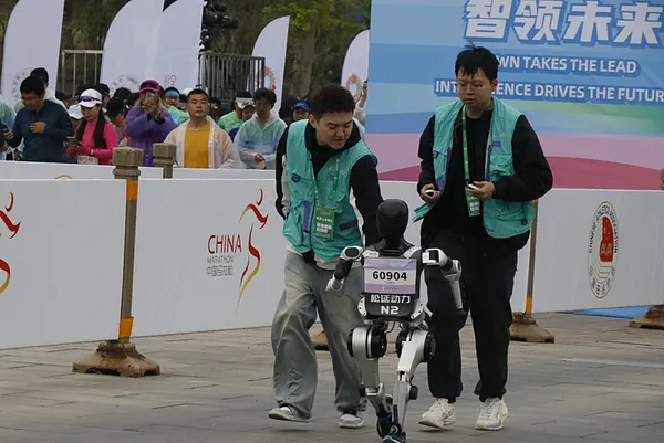 cinde-insansi-robotlar-yari-maratonda-insanlarla-birlikte-yaristi-1745070118121.jpeg