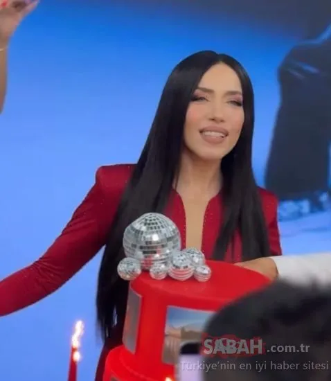 Kim der ki 50 yaşında! Burcu Güneş kırmızı tulumu ve yeni imajıyla beğeni topladı!