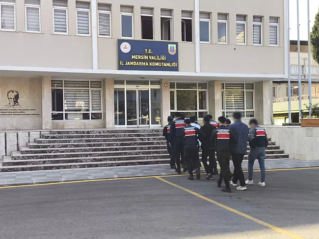 mersinde-akilalmaz-olay-4-kisiyi-silah-zoruyla-gasp-edip-ailelerinden-fidye-istediler-1743867515259.jpeg
