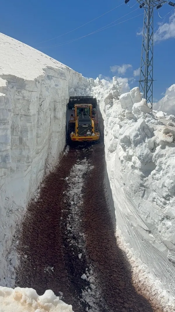 hakkaride-kar-tunelleri-acilarak-yol-calismasi-yapildi-1778057859345.jpg