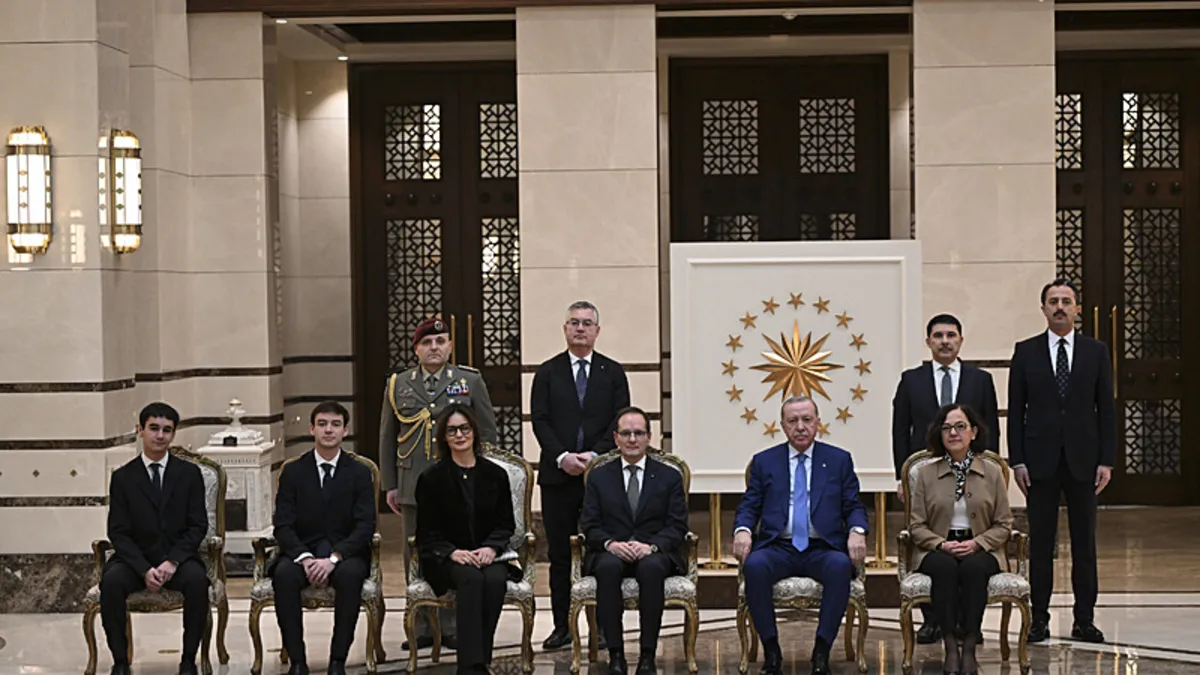 Başkan Erdoğan’a 3 ülkenin büyükelçisinden güven mektubu Başkan Erdoğan’a 3 ülkenin büyükelçisinden güven mektubu