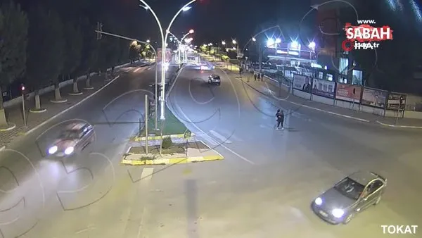 Süratle gelen motosikletin yayalara çarpma anı kamerada | Video