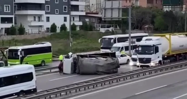 Hurda yüklü TIR devrildi