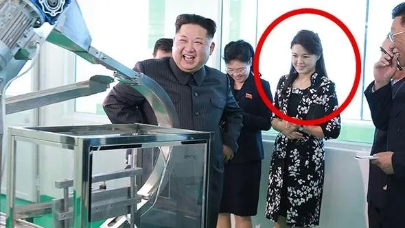 Kim Jong-un eşiyle fabrika ziyaretinde