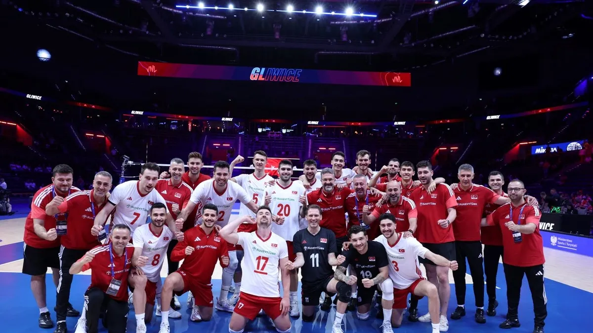 A Milli Erkek Voleybol Takımı oyuncuları maç sırasında.