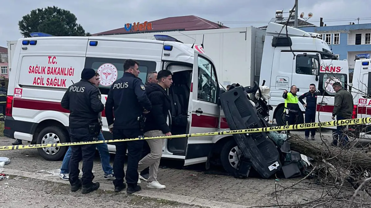 Samsun’da feci kaza: Ambulans ile kamyon çarpıştı! 1 ölü, 3 yaralı Samsun’da feci kaza: Ambulans ile kamyon çarpıştı! 1 ölü, 3 yaralı