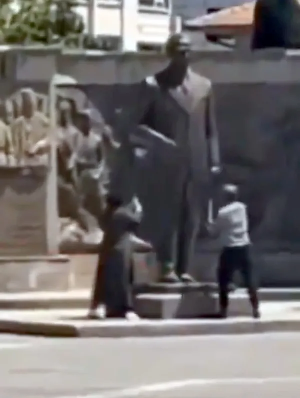 kayseride-ataturk-anitina-cirkin-saldiri-ataturk-bustune-baltayla-saldiran-1i-kadin-2-kisi-gozaltina-alindi-1718540150906.jpg