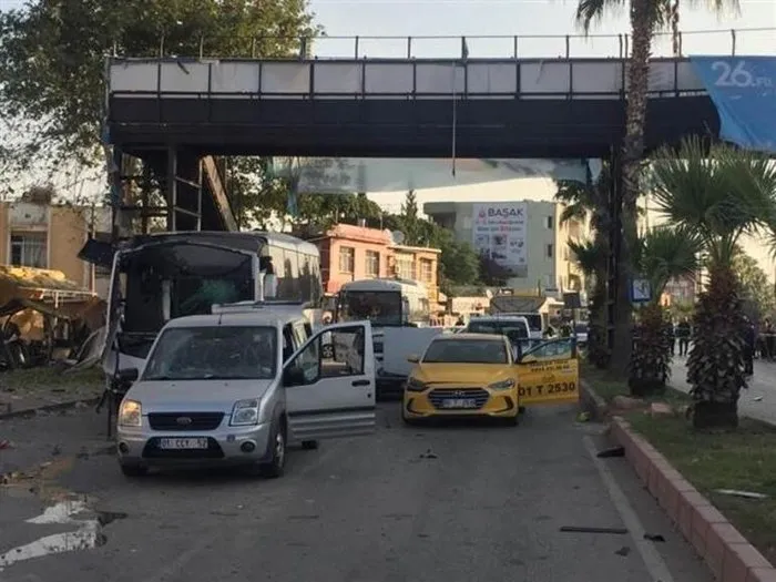 Adana'da terör saldırısı! Polis otobüsünün geçişi sırasında bombalı saldırı düzenlendi...