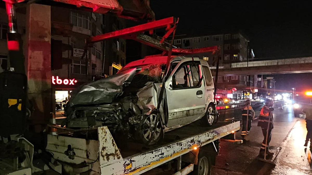 Küçükçekmece’de makas atan sürücü iki araca çarptı: Yaralılar var Küçükçekmece’de makas atan sürücü iki araca çarptı: Yaralılar var