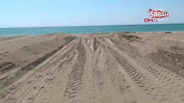 Antalya'da sahilde çalışma yapılan iş makinesi, kaplumbağa yuvalarını dağıttı | Video