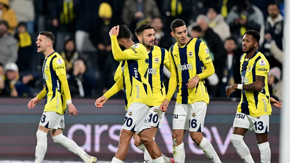 Son dakika haberi: Fenerbahçe, Antalyaspor karşısında hata yapmadı! Galatasaray ile puan farkı 4'e indi...