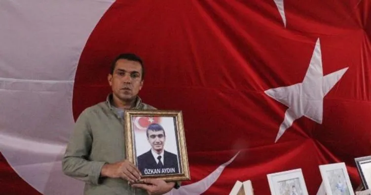 HDP önünde eylem yapan baba: Oğlumu PKK’ya sattılar