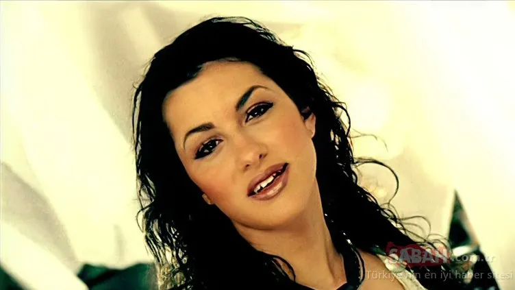 Mustafa Sandal’la tanımıştık! Yunan şarkıcı Natalia yıllara meydan okuyor!