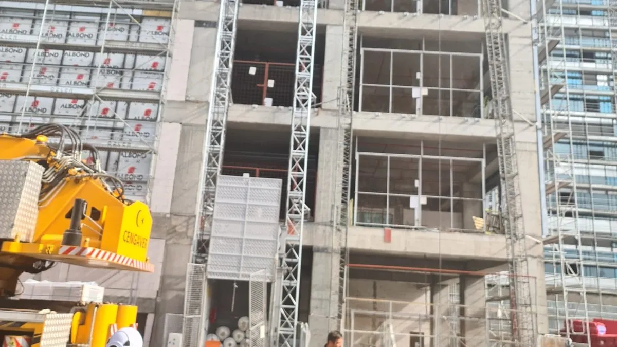 İnşaatın yük asansörü 5.kattan düştü! 1’i ağır 4 kişi yaralandı İnşaatın yük asansörü 5.kattan düştü! 1’i ağır 4 kişi yaralandı