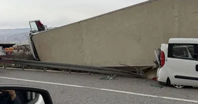 TIR’ın dorsesi radar aracının üzerine devrildi! 1 jandarma yaralı #batman