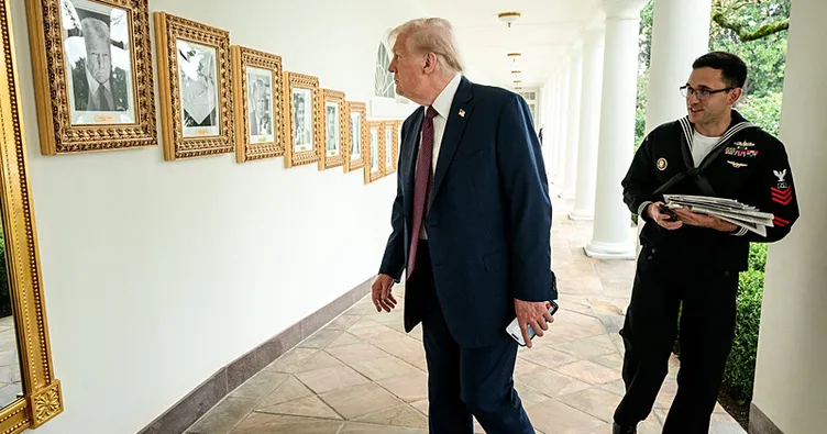 Trump’tan Biden’a alaylı gönderme: Fotoğraf yerine ‘otomatik kalem’ astırdı