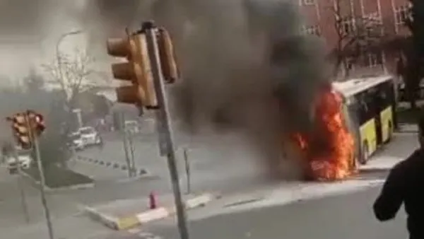 İstanbul Bağcılar'da seyir halindeki İETT otobüsü alev alev yandı