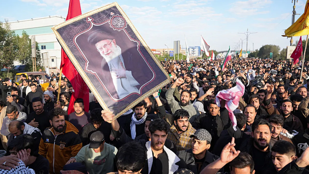 İran’da hareketlilik had safhada: Haberi duyan meydanlara akın etti İran’da hareketlilik had safhada: Haberi duyan meydanlara akın etti