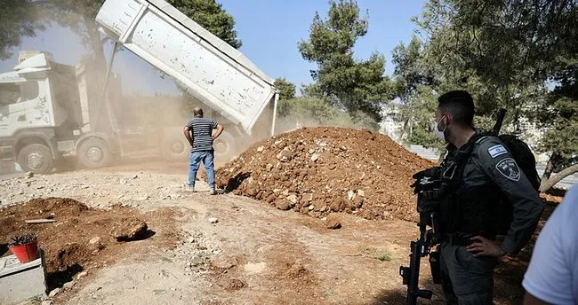 İnsanlık dışı görüntüler: İsrail Müslüman mezarlığını yıktı!