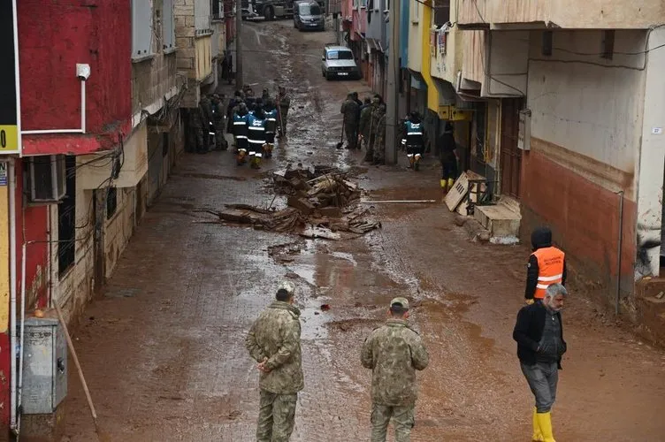 Şanlıurfa'da Mehmetçik sahada... Sel felaketinin yaraları sarılıyor