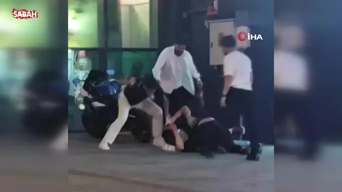 Arnavutköy’de gençler birbirine girdi: Şiddetli kavganın görüntüleri kameraya yansıdı | Video videosunu izle Arnavutköy’de gençler birbirine girdi: Şiddetli kavganın görüntüleri kameraya yansıdı | Video videosunu izle