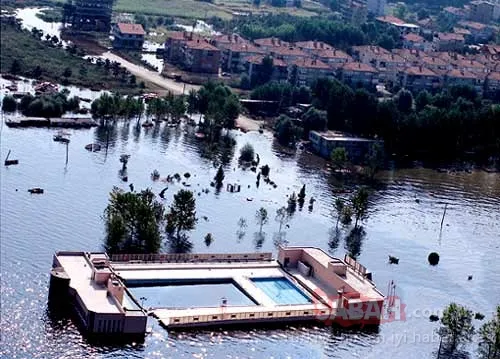 17 Ağustos 1999.. Türkiye'yi yıkan depremin acı görüntüleri