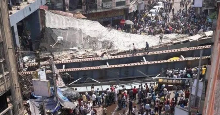 Hindistan’da üst geçit çöktü: 18 ölü