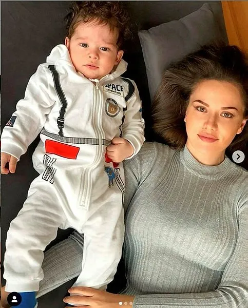 Güzel oyuncu Fahriye Evcen oğlu ve annesini paylaştı!