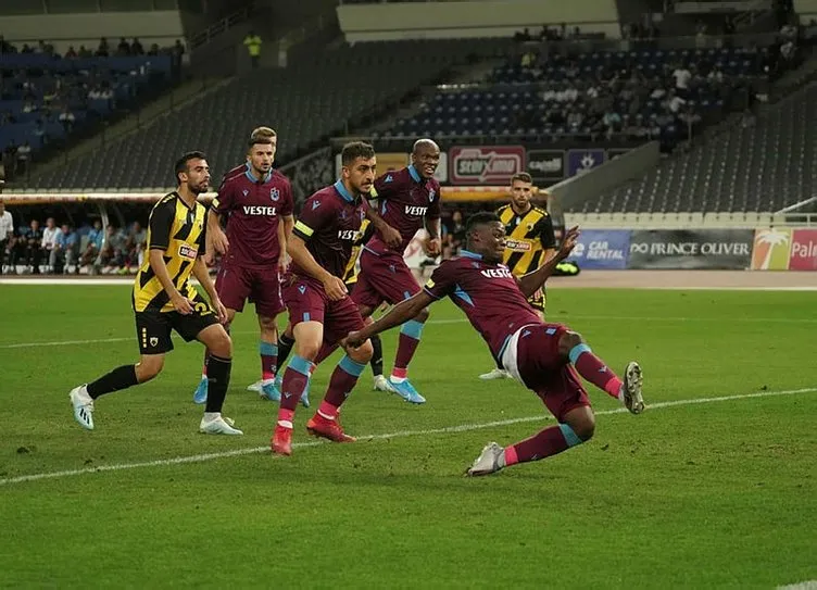 Trabzonspor’a yenilen AEK’te taraftarlar çıldırdı! Stadı bastılar...