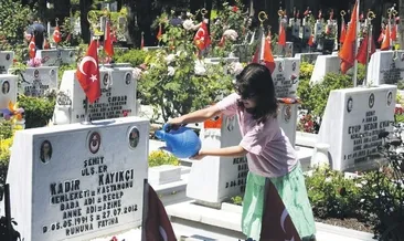 Şehitliklere ziyaret akını sürüyor