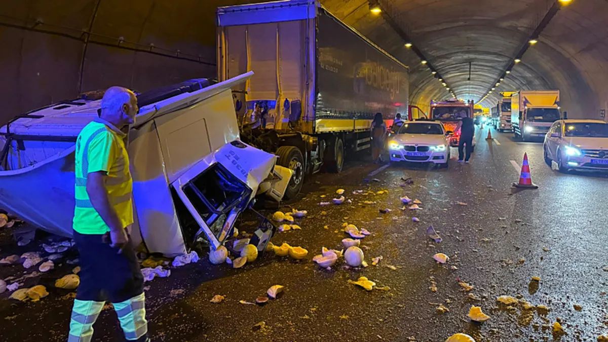 Bursa-İstanbul-İzmir Otoyolu tünelinde feci kaza: Tır kamyona arkadan çarptı! 2 yaralı Bursa-İstanbul-İzmir Otoyolu tünelinde feci kaza: Tır kamyona arkadan çarptı! 2 yaralı