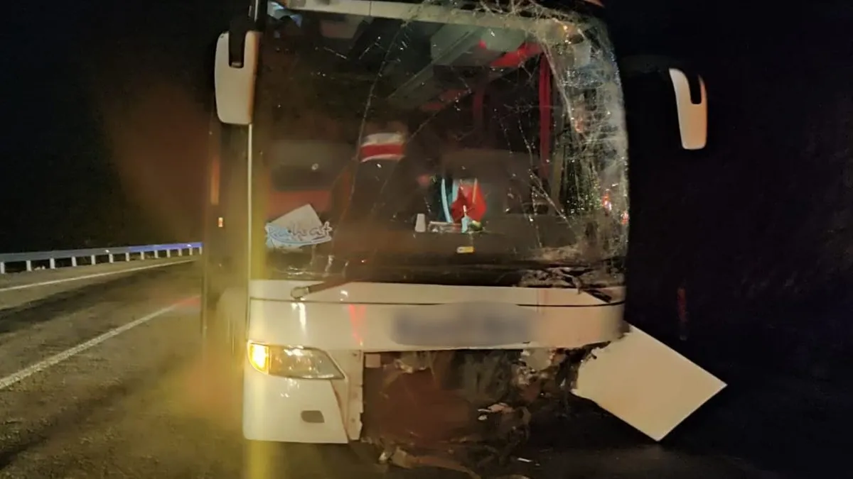 Konya'da yolcu otobüsü ile otomobil çarpıştı: 1 ölü 8 yaralı!