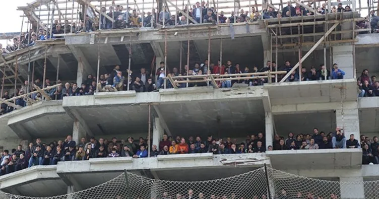 Amatör Lig maçını bina ve çatılarda izlediler