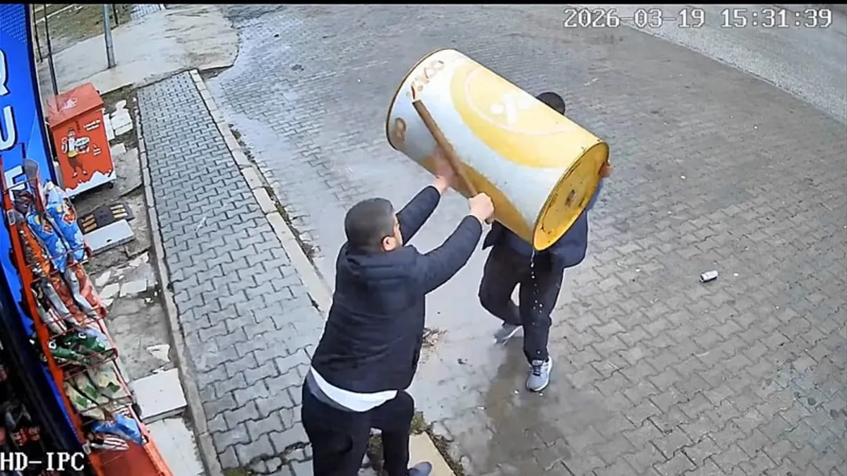 Tekel bayisinde taşlı sopalı kavga! Tekel bayisinde taşlı sopalı kavga!