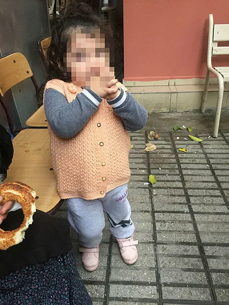 neden-burada-bekliyoruz-anneanne-annemi-ozledim-1637812114728.jpg