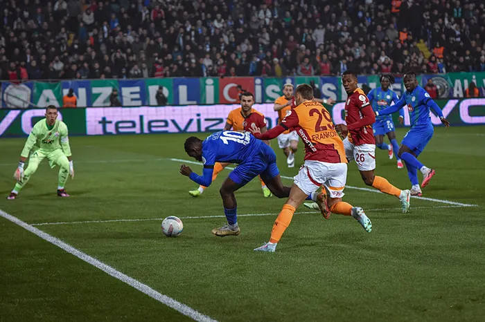 lider-galatasarayin-rakibi-rizespor-karsilasmada-ilk-yari-sona-erdi-1739814806280.jpeg