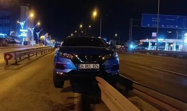 Kocaeli’de ilginç kaza: Araç bariyerde kaldı sürücü kaçtı