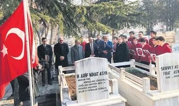 Bayrak şairi mezarı başında anıldı