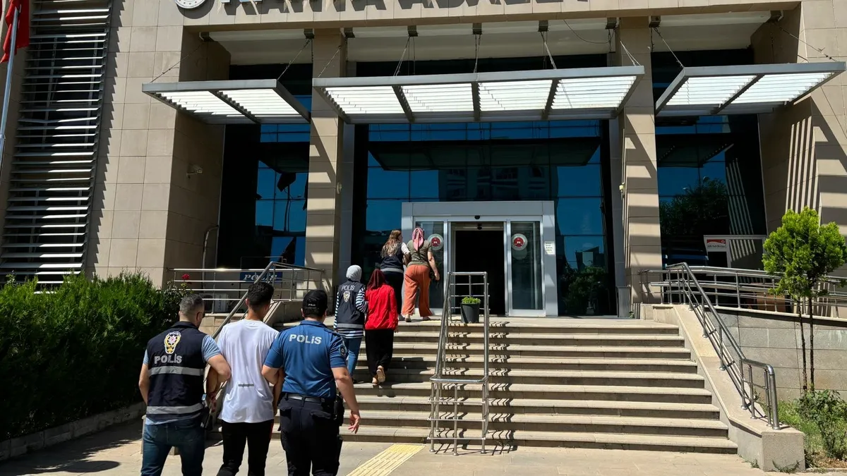 Yapay zeka ile ehliyet sınavına girdiler: 3 kişi gözaltında! Yapay zeka ile ehliyet sınavına girdiler: 3 kişi gözaltında!