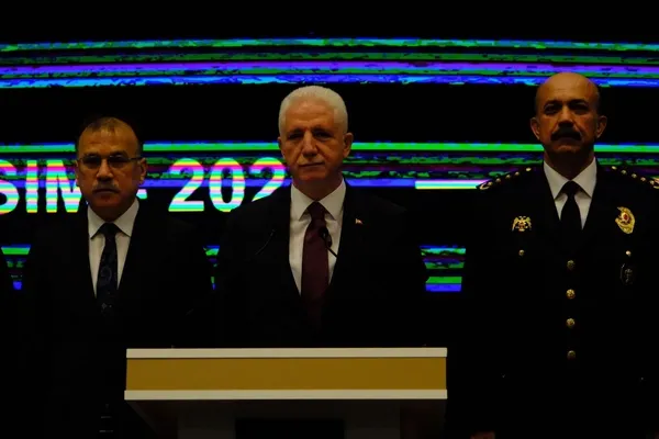 vali-gul-emniyet-verilerini-acikladi-3-teror-eylemi-engellendi-1730882807794.jpg