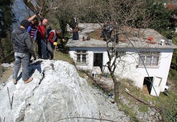 400 tonluk kayayı böyle parçaladılar