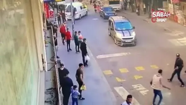 İstanbul'da sokak ortasında tekmeli sopalı meydan kavgası kamerada