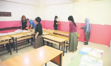 Öğretmen ve veliler okulu çocuklar için boyadı