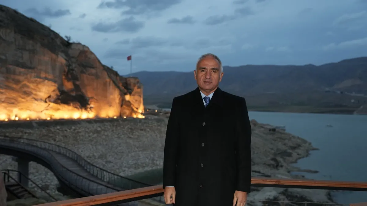 Hasankeyf’te yeni dönem: Tarihin kapıları yeniden açıldı! Bakan Ersoy yerinde inceledi Hasankeyf’te yeni dönem: Tarihin kapıları yeniden açıldı! Bakan Ersoy yerinde inceledi