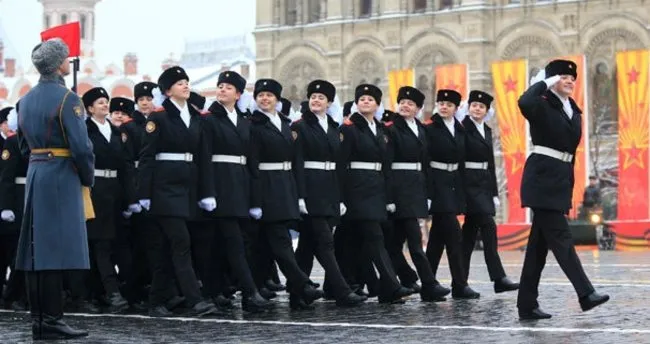 Binlerce Rus askeri Kızıl Meydan’da yürüdü