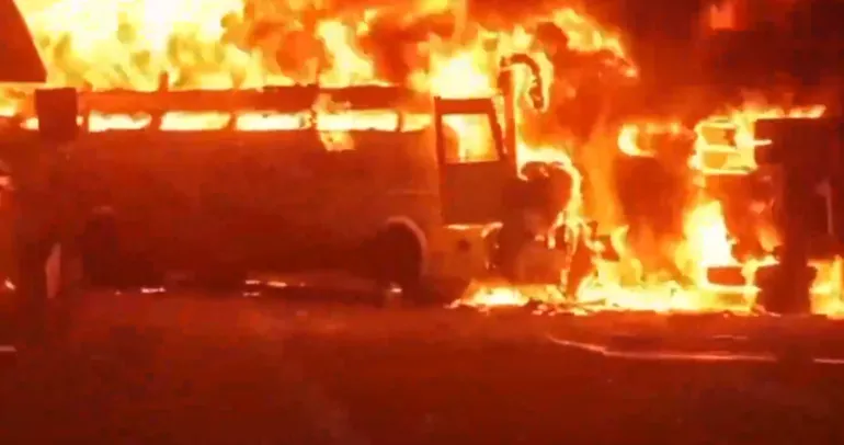 Hindistan’da otobüs alevler içinde kaldı! 13 ölü