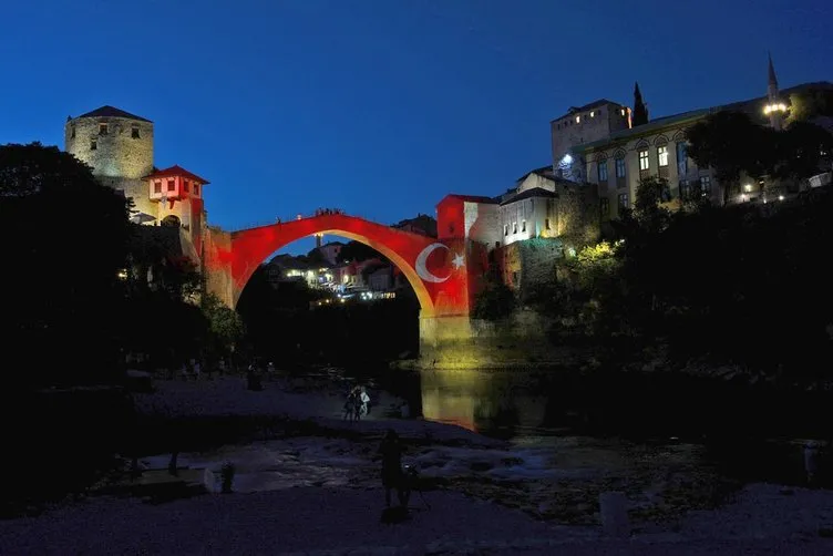 Dünyada bazı binalar Türk bayrağının renkleriyle ışıklandırıldı